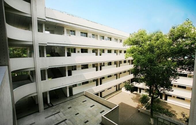 綦江縣楊地灣學(xué)?！赋踔胁俊?></a></div>
            <dl>
              <dt><a href=