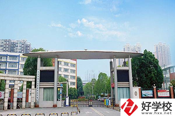 長(zhǎng)沙博雅衛(wèi)生中等專業(yè)學(xué)校的學(xué)費(fèi)標(biāo)準(zhǔn)是多少？