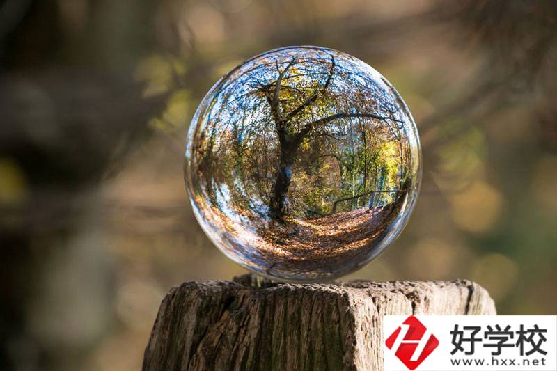 郴州中職學(xué)校排名前三的，學(xué)校環(huán)境都不錯(cuò)！