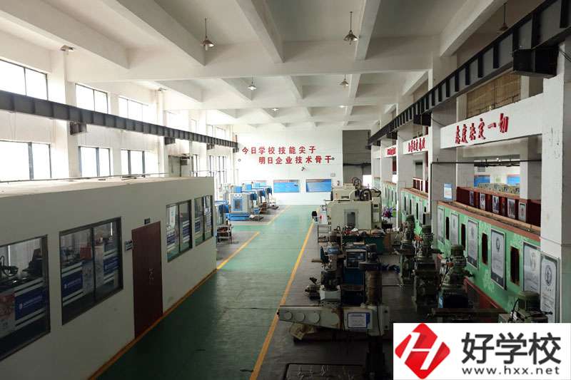 湘潭市工業(yè)貿易中專數控實訓室