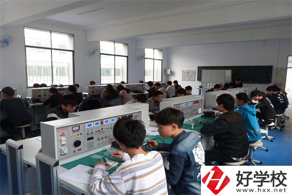 中鋼集團(tuán)衡陽重機(jī)技工學(xué)校是公辦還是民辦？學(xué)費(fèi)是多少？