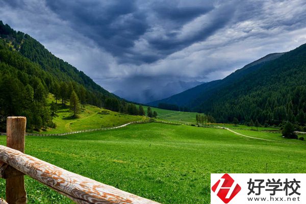 瀘溪縣第一職業(yè)中學管理規(guī)范嗎？