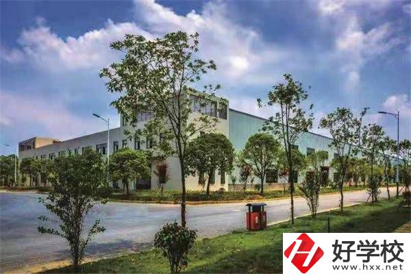 邵陽紡織技工學(xué)校的地址在哪？到校有什么必帶物品？