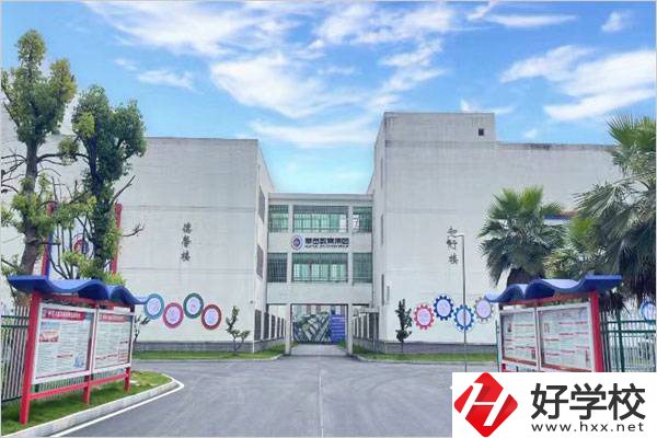 衡陽華岳學(xué)校是公立還是私立？學(xué)費(fèi)是多少？