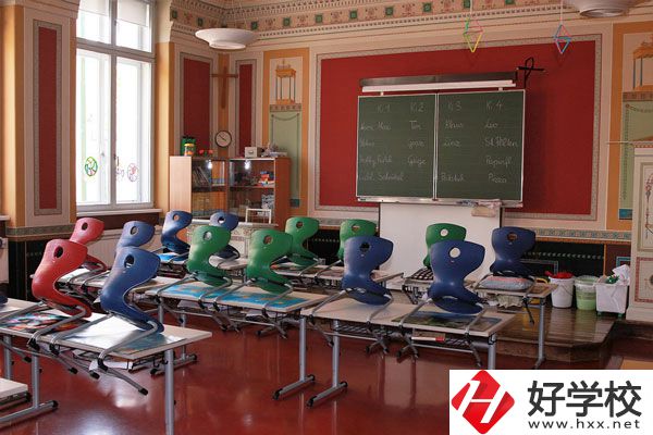岳陽(yáng)職業(yè)技術(shù)學(xué)院環(huán)境怎么樣？是民辦的嗎？