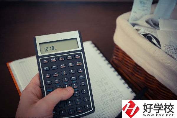 想在長沙學(xué)會計(jì)專業(yè)，哪些中專學(xué)校好?