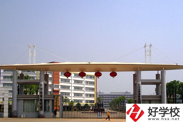 長沙市賀龍體育運動學校推薦去嗎？學校好不好？