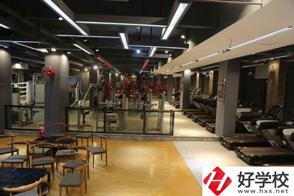 湖南懷化商業(yè)學校是中專嗎？學校環(huán)境好不好？