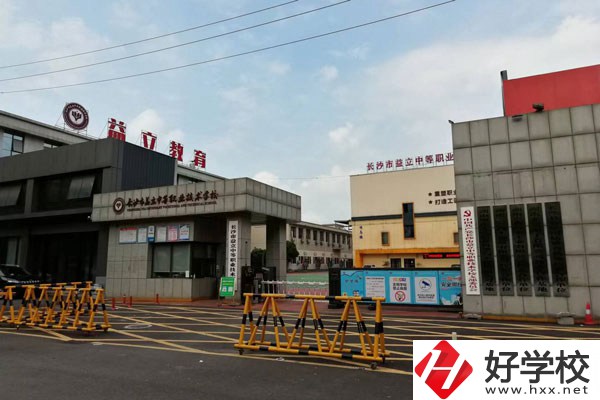 想報旅游服務(wù)與管理專業(yè)，推薦湖南的這所中職學(xué)校！