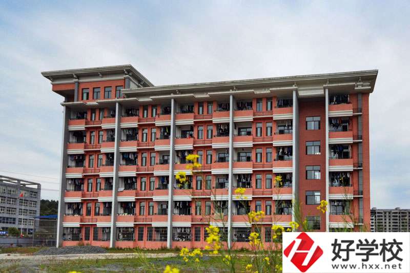 想在懷化會同縣學(xué)繪畫？這所中?？梢钥纯?></a></div>
            <dt><a href=