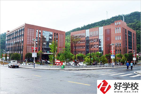 安化縣職業(yè)中專學(xué)校師資怎么樣？環(huán)境好不好？