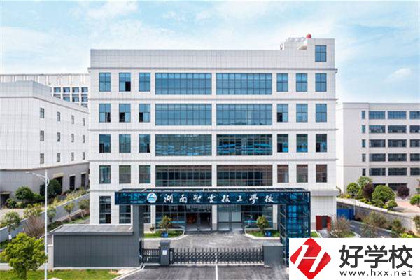 湖南辦學(xué)條件好的民辦技校有哪些？學(xué)費(fèi)多少錢(qián)一年？
