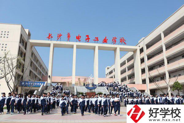 長沙市電子工業(yè)學(xué)校有哪些特色專業(yè)？就業(yè)前景如何？