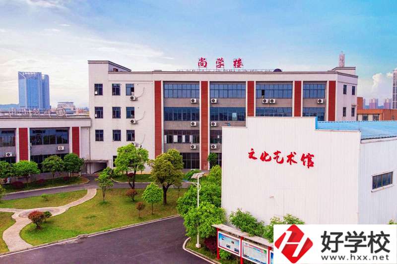 榮豐中等職業(yè)技術(shù)學(xué)校設(shè)施完善嗎？宿舍環(huán)境怎么樣？