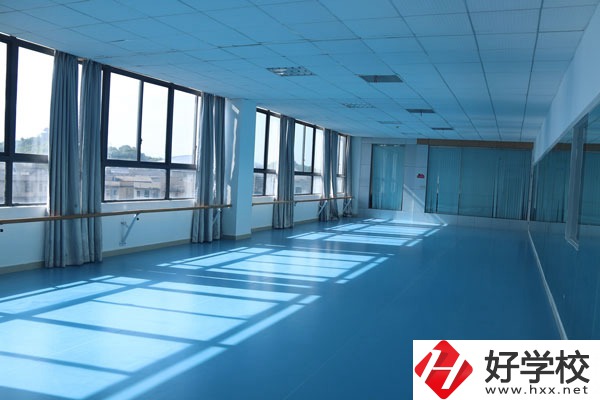 長(zhǎng)沙華中涉外職業(yè)高中辦學(xué)條件怎么樣？