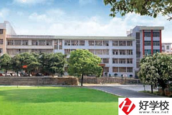 武岡市技工學(xué)校學(xué)費多少錢？是公辦還是民辦？