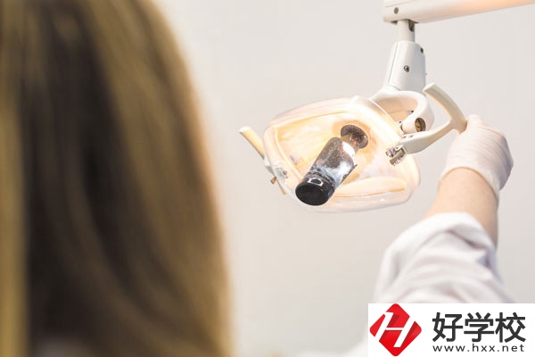 核工業(yè)衛(wèi)生學(xué)校護(hù)理專業(yè)值得學(xué)嗎？有沒(méi)有前途？