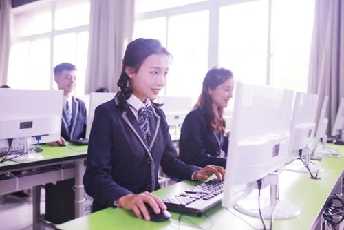 女生適不適合學(xué)計(jì)算機(jī)專業(yè)?