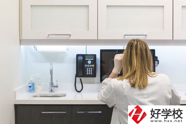 女生在衡陽讀衛(wèi)校怎么樣？有前途嗎？