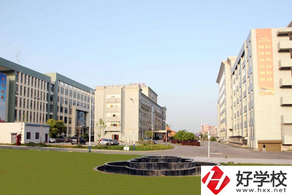 婁底技師學(xué)院有哪些特色專業(yè)？設(shè)施如何？