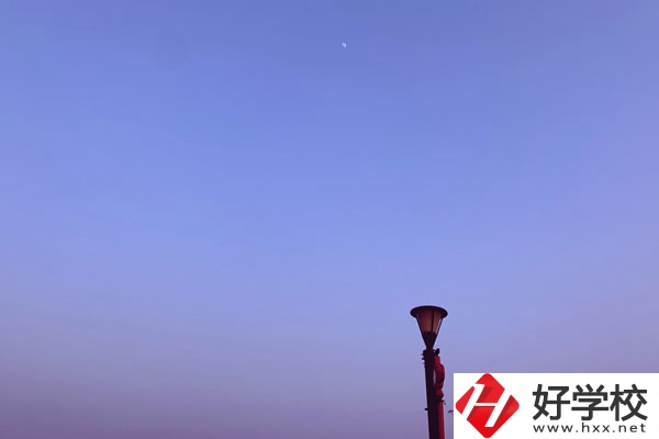 張家界旅游職業(yè)學(xué)校校園環(huán)境怎么樣？