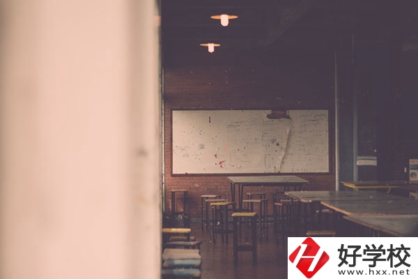 懷化市商貿(mào)經(jīng)濟(jì)管理學(xué)校好不好？宿舍怎么樣？