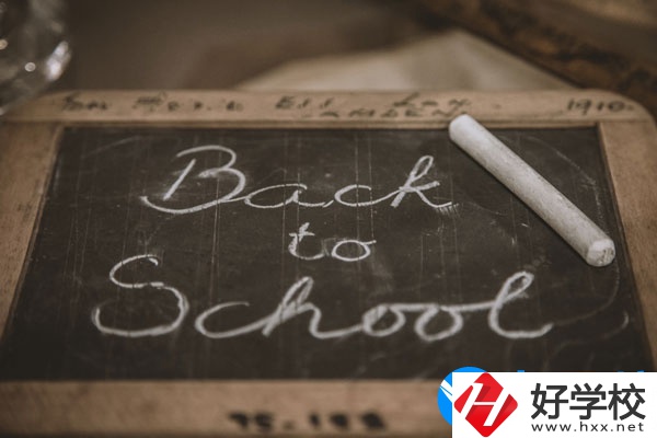 湘潭交通職業(yè)學(xué)校學(xué)費(fèi)貴不貴，宿舍怎么樣？