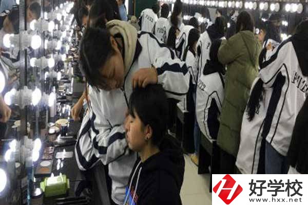 鳳凰縣職業(yè)中專(zhuān)實(shí)訓(xùn)室