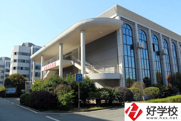 醴陵陶瓷煙花職業(yè)技術(shù)學(xué)校有哪些特色專業(yè)？