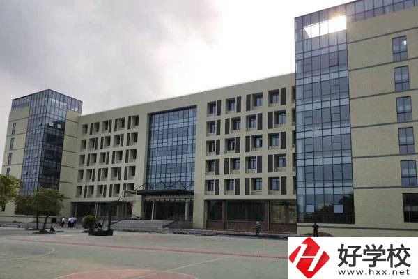 湖南省永州市工業(yè)貿(mào)易中等專業(yè)學(xué)校實訓(xùn)室