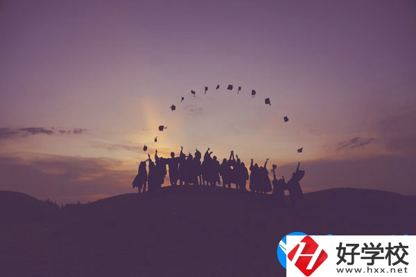 湘潭交通職業(yè)學(xué)校學(xué)費(fèi)貴不貴，宿舍怎么樣？