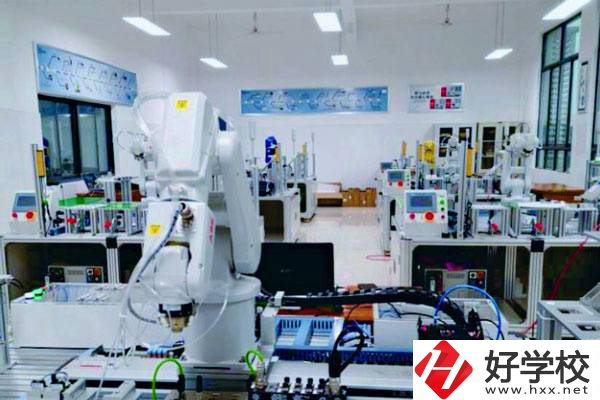 望城區(qū)職業(yè)中專是什么性質(zhì)的學(xué)校？一學(xué)期要多少錢？