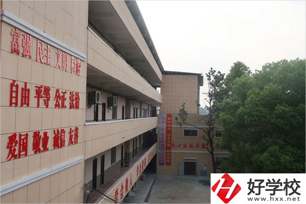 邵陽市創(chuàng)新職業(yè)技術(shù)學(xué)校的計(jì)算機(jī)平面設(shè)計(jì)專業(yè)特色如何？