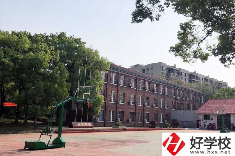 邵陽(yáng)市通達(dá)職業(yè)技術(shù)學(xué)?；@球場(chǎng)
