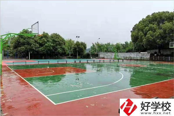 岳陽(yáng)市網(wǎng)絡(luò)工程職業(yè)技術(shù)學(xué)校好不好？學(xué)校環(huán)境怎么樣？