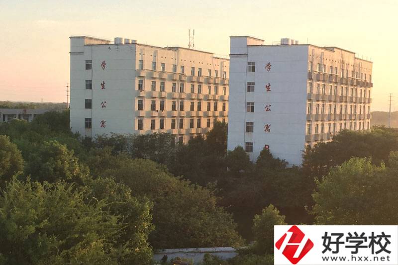 湘潭科旺電腦職業(yè)中專的設(shè)施和管理怎么樣？