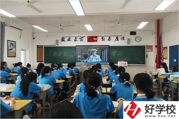 長(zhǎng)沙財(cái)經(jīng)學(xué)校的學(xué)生要不要穿校服？