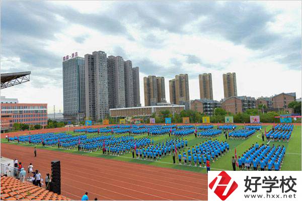 長(zhǎng)沙財(cái)經(jīng)學(xué)校是職高嗎？能不能帶手機(jī)？