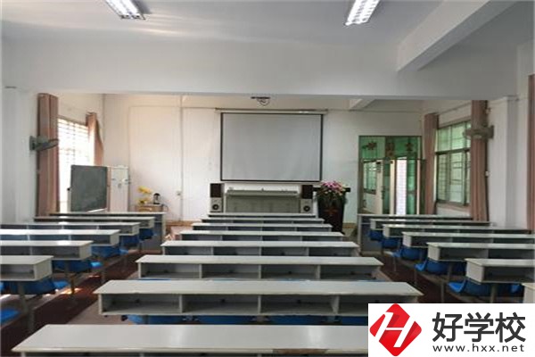 株洲市德才職業(yè)技術(shù)學(xué)校是公辦還是民辦？學(xué)費(fèi)是多少？