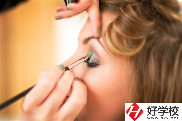 在湖南女生讀技校學(xué)什么專業(yè)最吃香？就業(yè)前景怎么樣？
