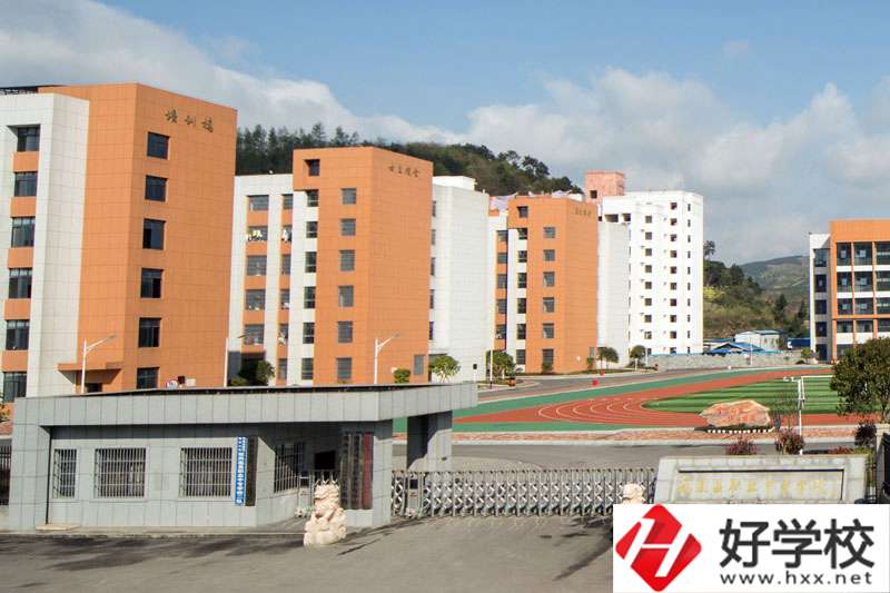 鳳凰縣職業(yè)中專(zhuān)學(xué)校大門(mén)