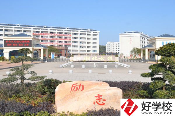 想在岳陽(yáng)市讀旅游服務(wù)與管理專業(yè)，推薦這所中專學(xué)校