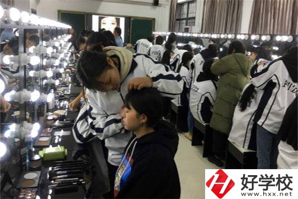湘西有哪些學(xué)美發(fā)的中職學(xué)校？專業(yè)好就業(yè)嗎？