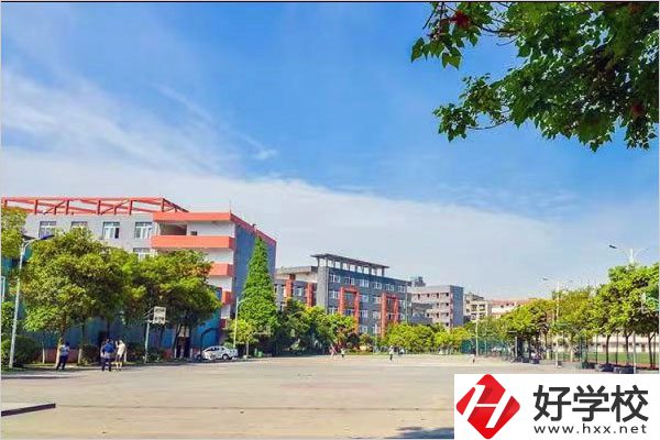 湖南交通高級(jí)技工學(xué)?；@球場(chǎng)