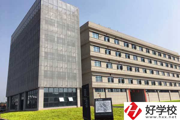 株洲市工業(yè)中等專業(yè)學校是公立的嗎？一年學費多少？