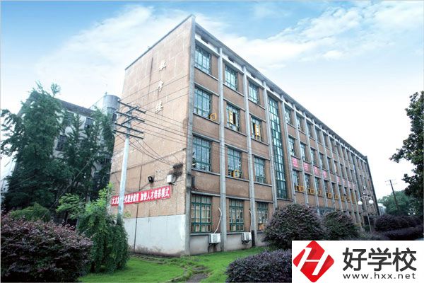 湘潭交通職業(yè)學(xué)校是公辦還是民辦？學(xué)費(fèi)貴不貴？
