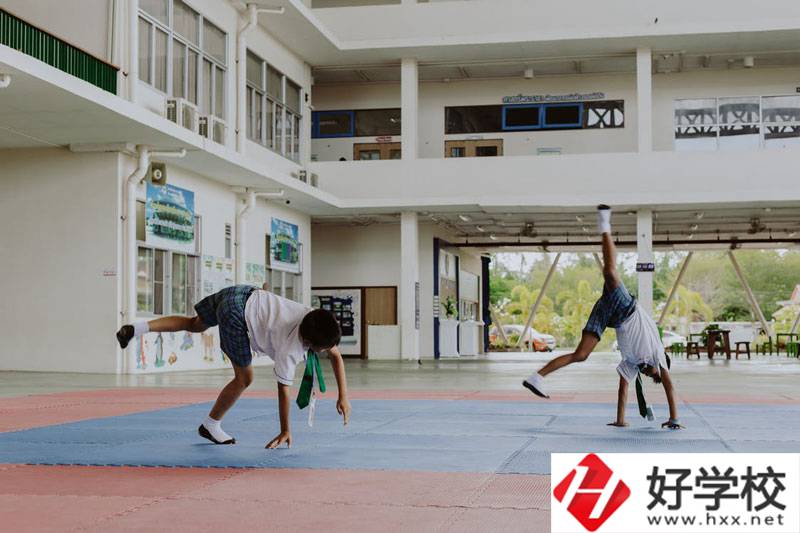 湖南護(hù)理學(xué)校是什么性質(zhì)的學(xué)校？是公辦的嗎？