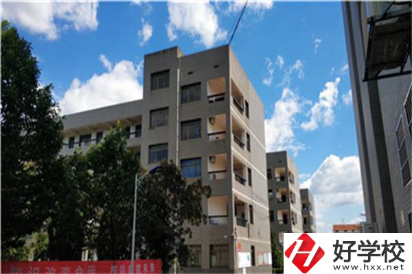 在婁底有開(kāi)設(shè)航空專業(yè)的職校嗎？學(xué)航空專業(yè)有前途嗎？