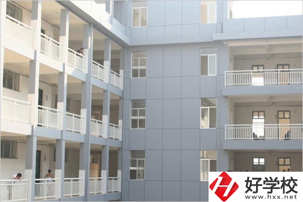 張家界有沒有招往屆生、插班生、轉學生的職校？